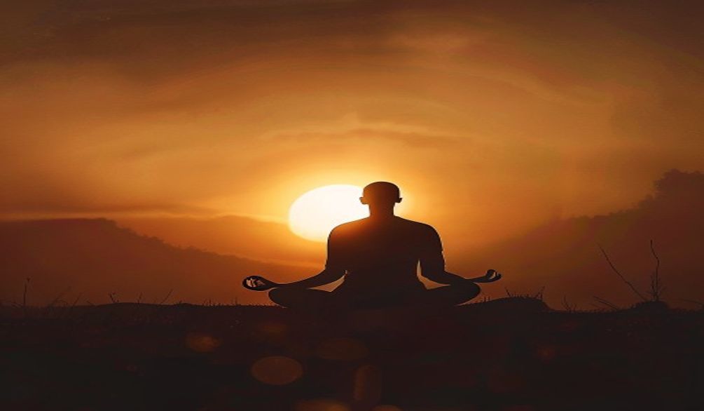 Méditation au lever du soleil, silhouette paisible, pleine conscience et apaisement intérieur